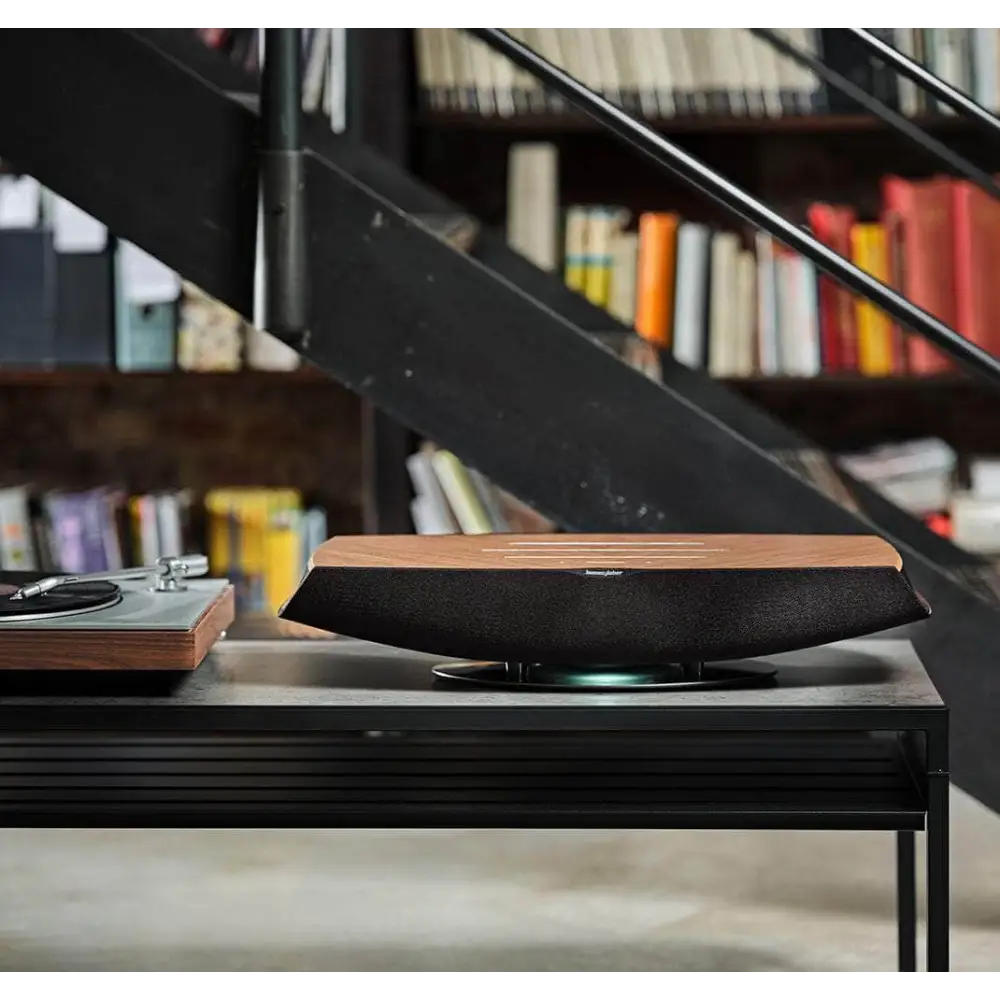 Braun omnia all in one highend wireless speaker mit holzoberseite und schwarzen strukturierten seiten kompatibel mit sonus faber app
