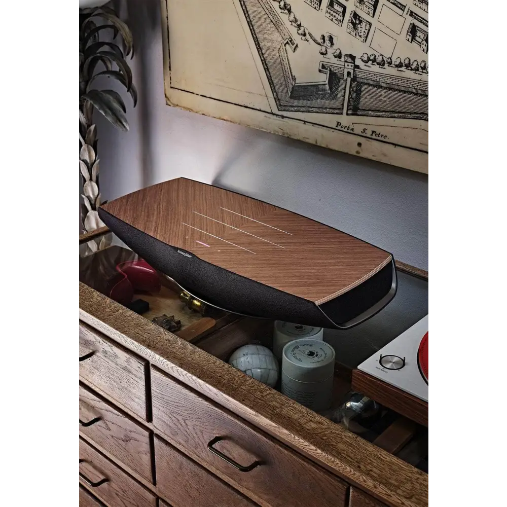 Ein sleek modern lautsprecher omnia all in one highend wireless mit einer holzmaserung oben und schwarzen seiten kompatibel mit sonus faber app
