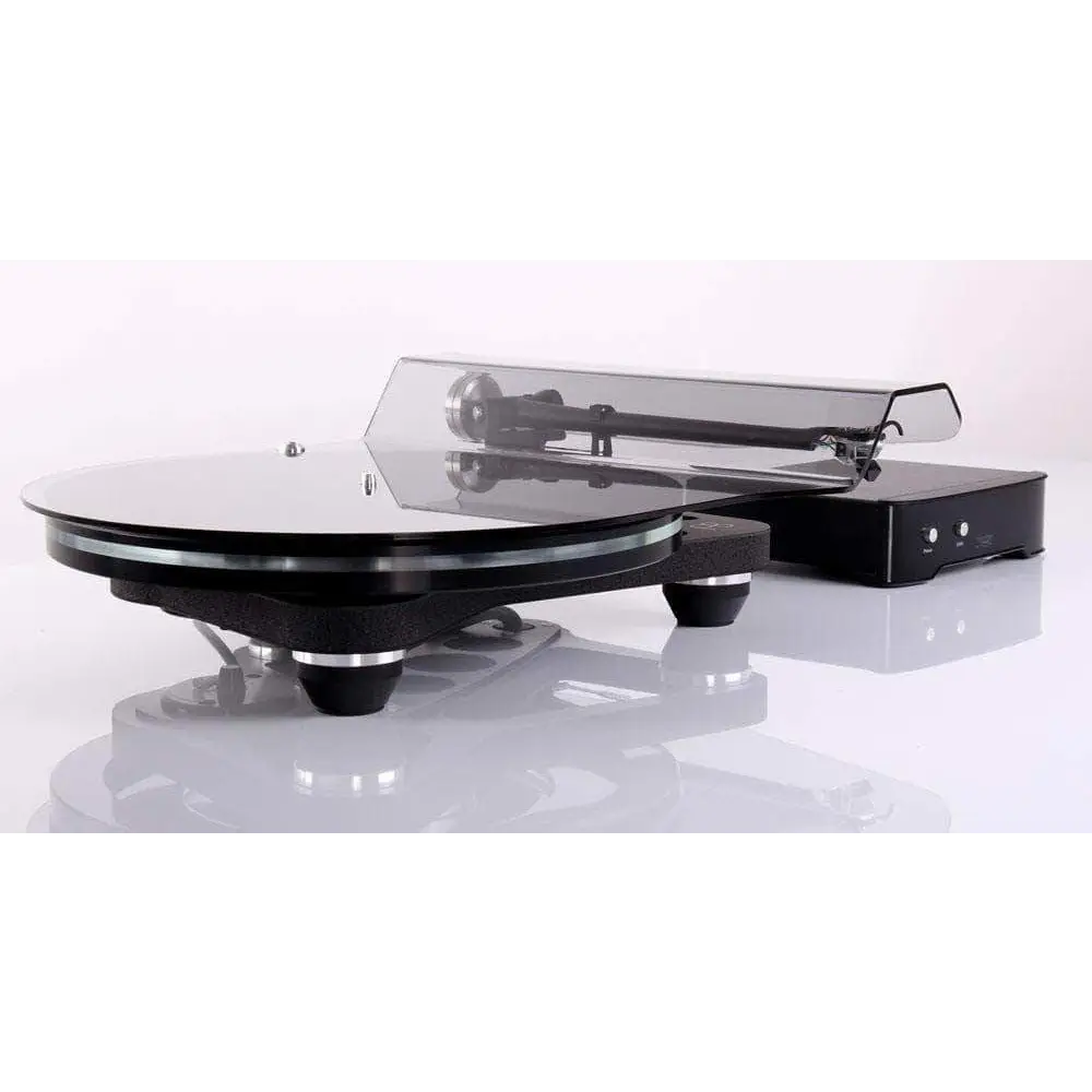 Sleek schwarzer Plattenspieler mit klarem Staubschutz, ideal für das neue Neo PSU