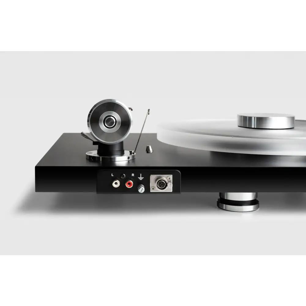 Schwarzer pro-ject debut reference 10 plattenspieler mit satin silberner tonarm und true balanced mini-xlr eingängen vorne