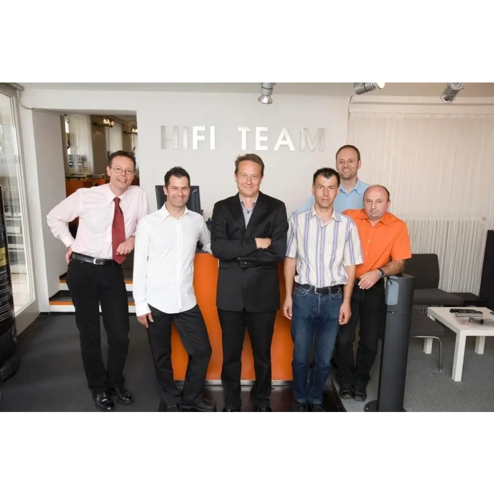 Gruppenfoto von sechs Männern im Büro mit Pro-ject Phonobox RS, decca entzerrung, dual mono design, rein passive riaa