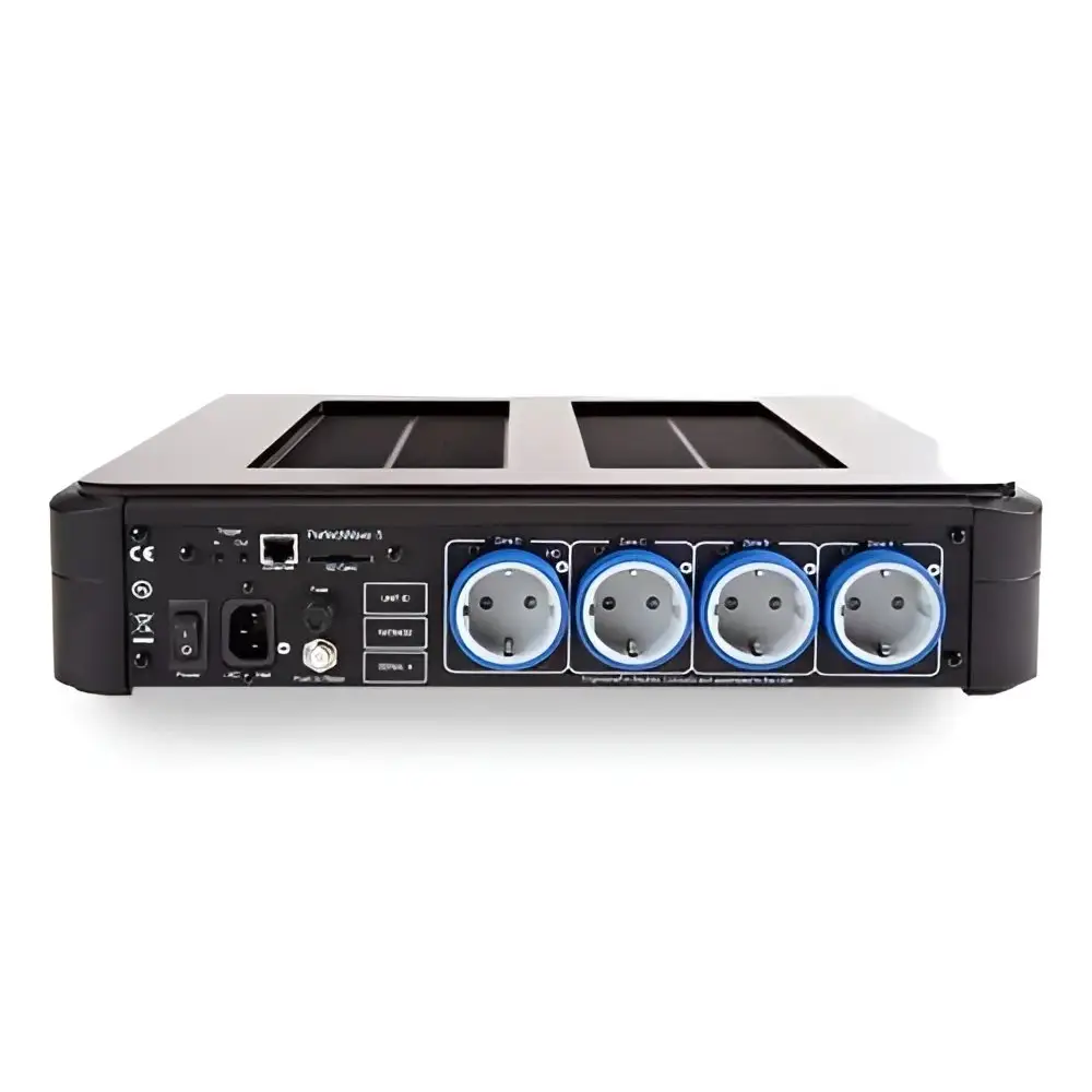 Schwarzer PS Audio Direct Stream Power Plant P12 mit blauen Steckdosen und Anschlüssen