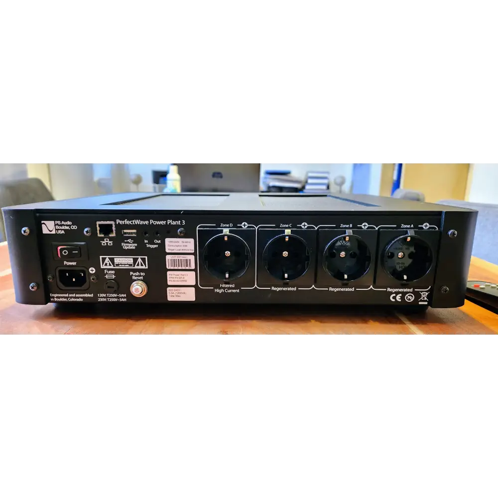 Schwarzer Power Plant PS-AUDIO Perfect Wave Power Plant P3 mit europäischen Anschlüssen