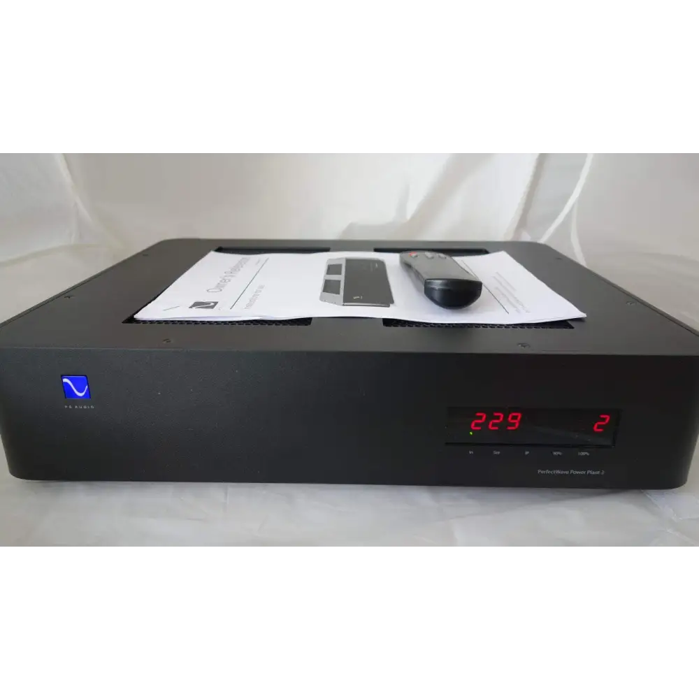 Schwarzes PS Audio PowerPlant P12 Stromregenerator mit Fernbedienung und Handbuch