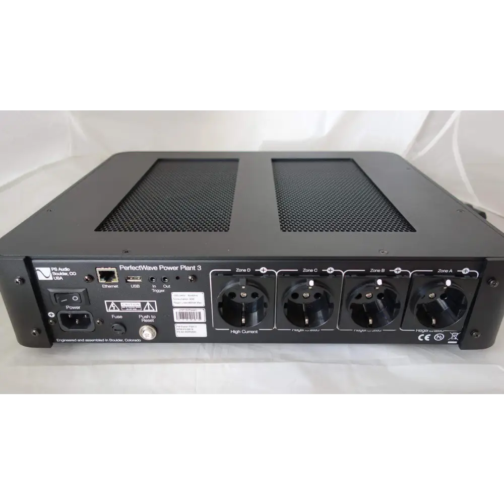 Schwarzer PS Audio PerfectWave Power Plant 3 mit mehreren Anschlüssen für die Stromversorgung