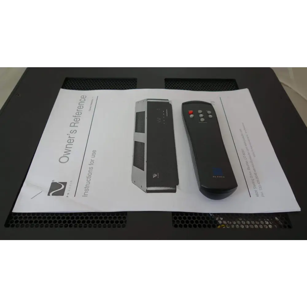 Fernbedienung und kleines elektronisches Gerät mit Handbuch für PS-AUDIO Power Plant P3