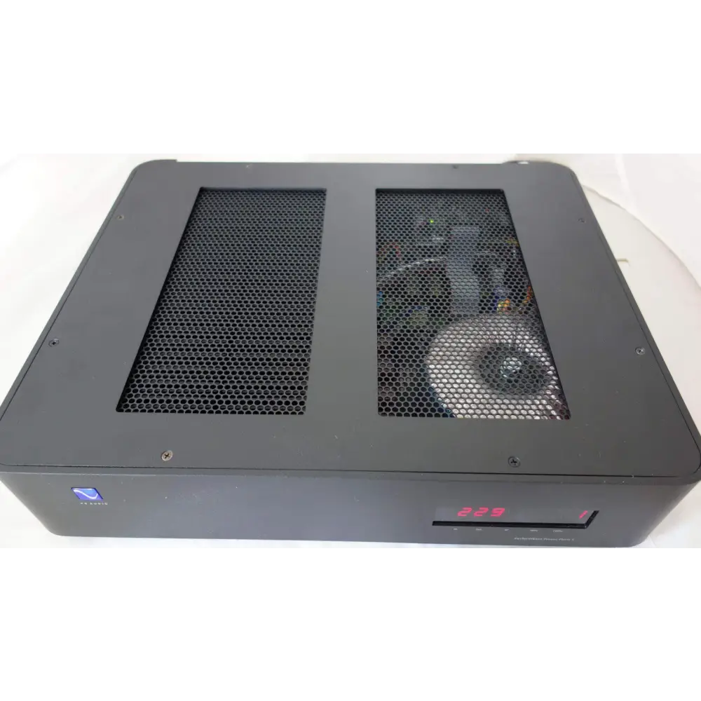 Schwarzes PS-AUDIO Perfect Wave Power Plant P3 mit perforiertem Deck und Digitalanzeige