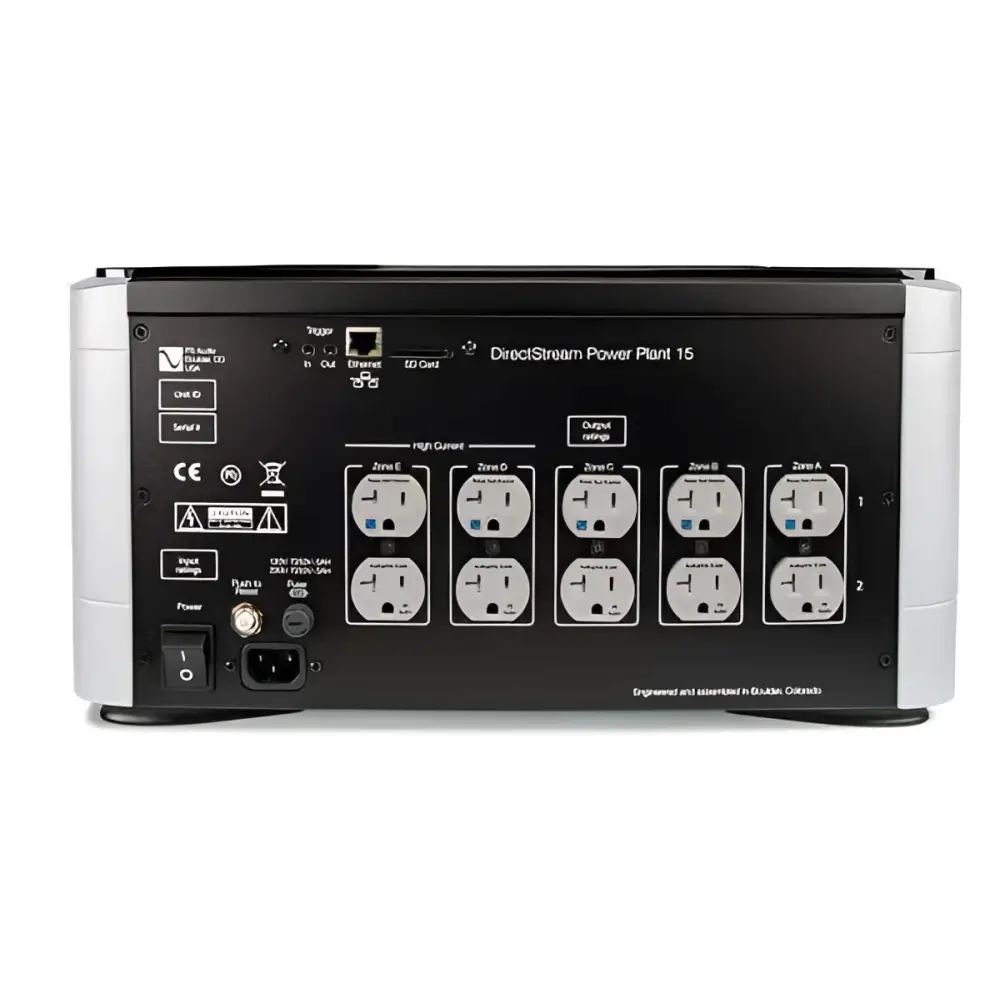 Rückansicht des PS-Audio POWERPLANT P15 Netzgenerators mit mehreren AC Steckdosen, reiner sinusförmiger Ausgangsspannung, extrem geringe Störungen