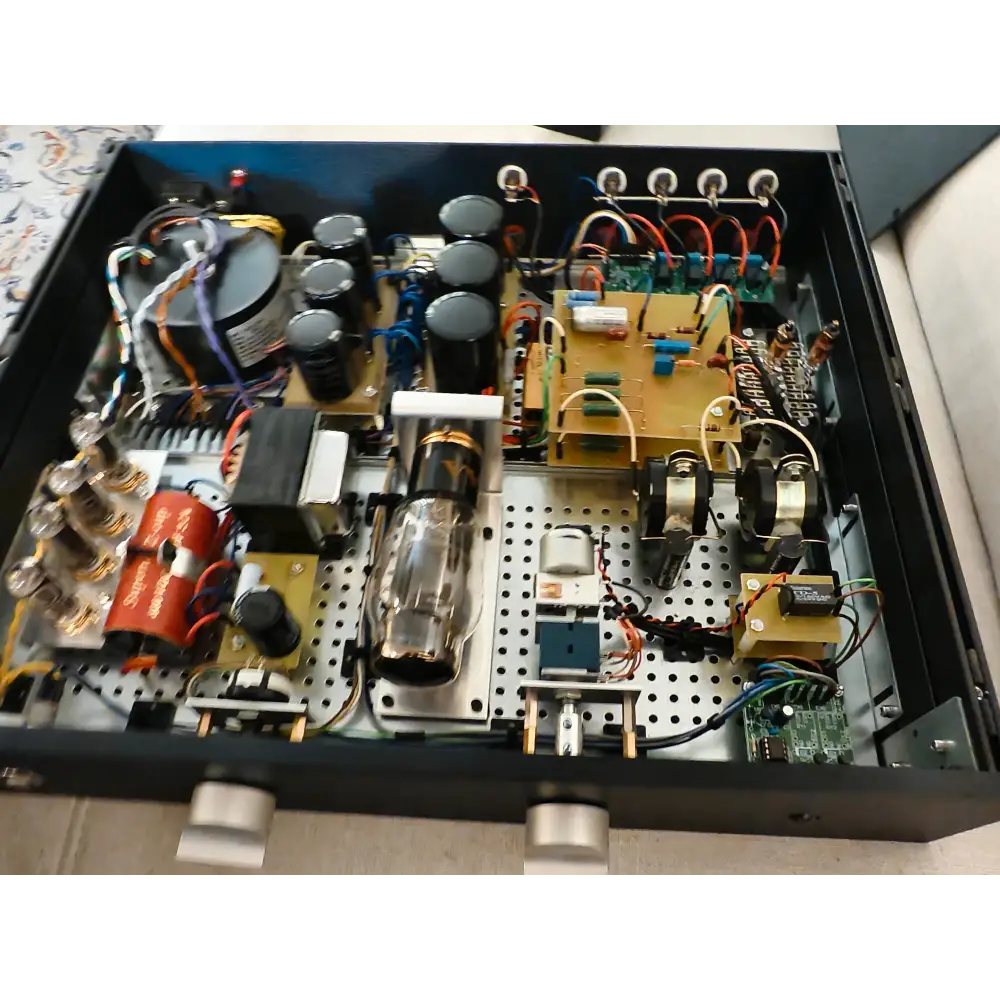 Schwarzes chassis einer vintage röhrenvorstufe othello line secondhand mit prominentem ayon audio conquistador highend schaltung
