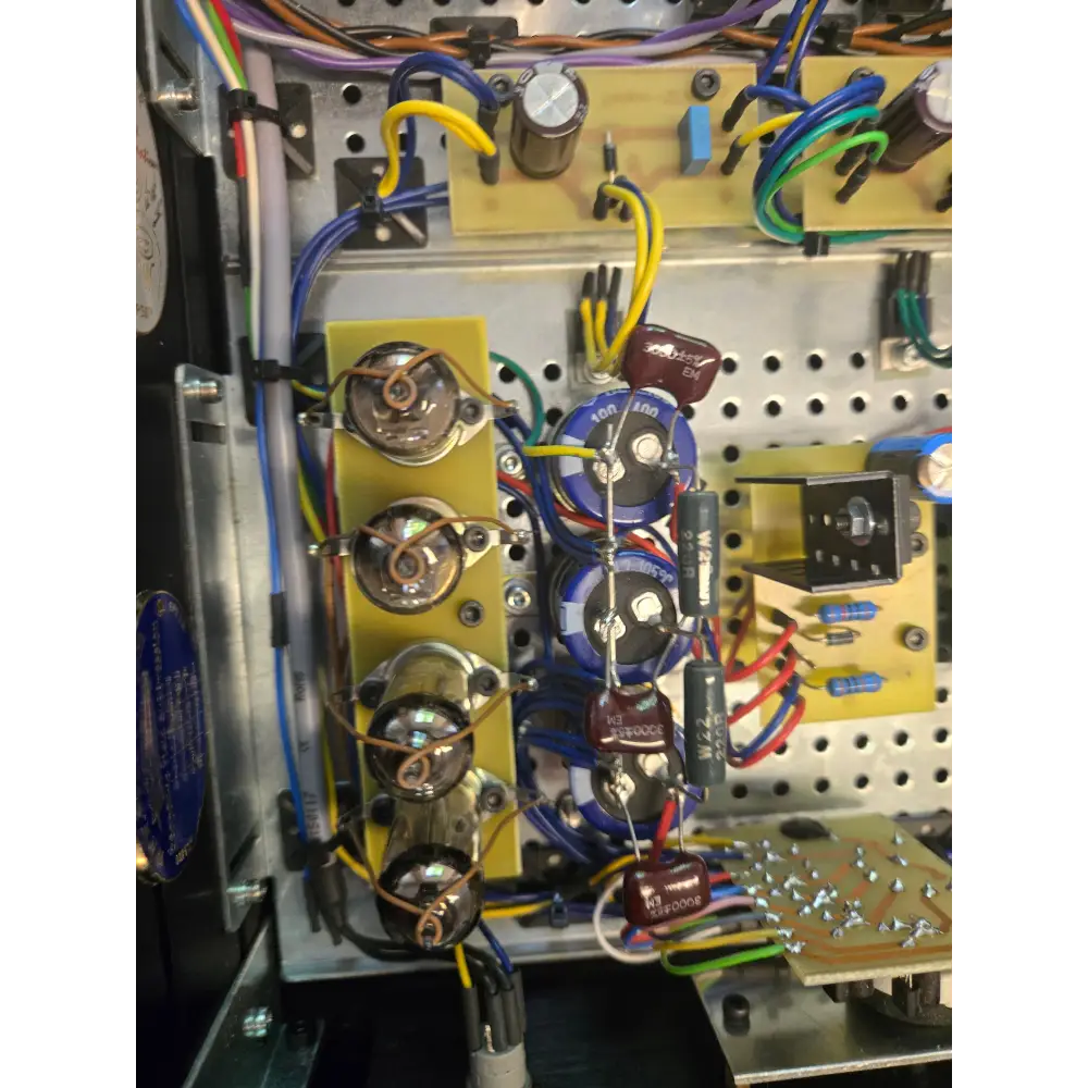 Innenansicht des Röhrenvorstufe Othello Line mit Highend Schaltung und Ayon Audio Komponenten