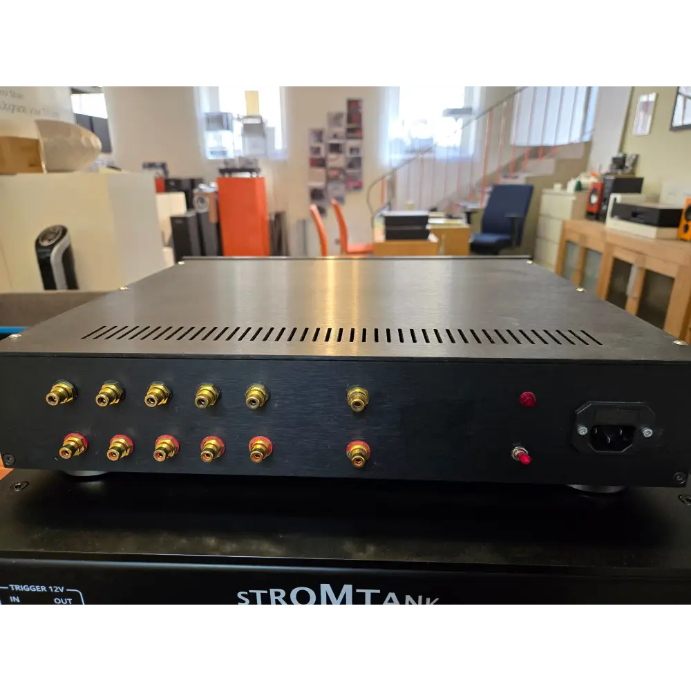 Schwarzer Ayon Audio Conquistador Röhrenvorstufe mit Highend Schaltung und RCA Anschlüssen