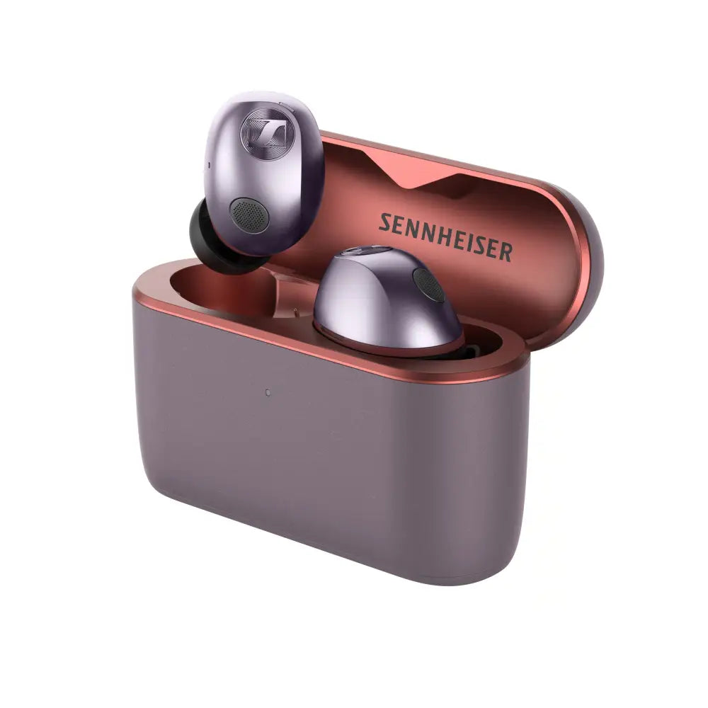 Sennheiser momentum true wireless 5 earbuds in matt roségold ladekoffer mit metallisch silbernen earpieces und aptx adaptive