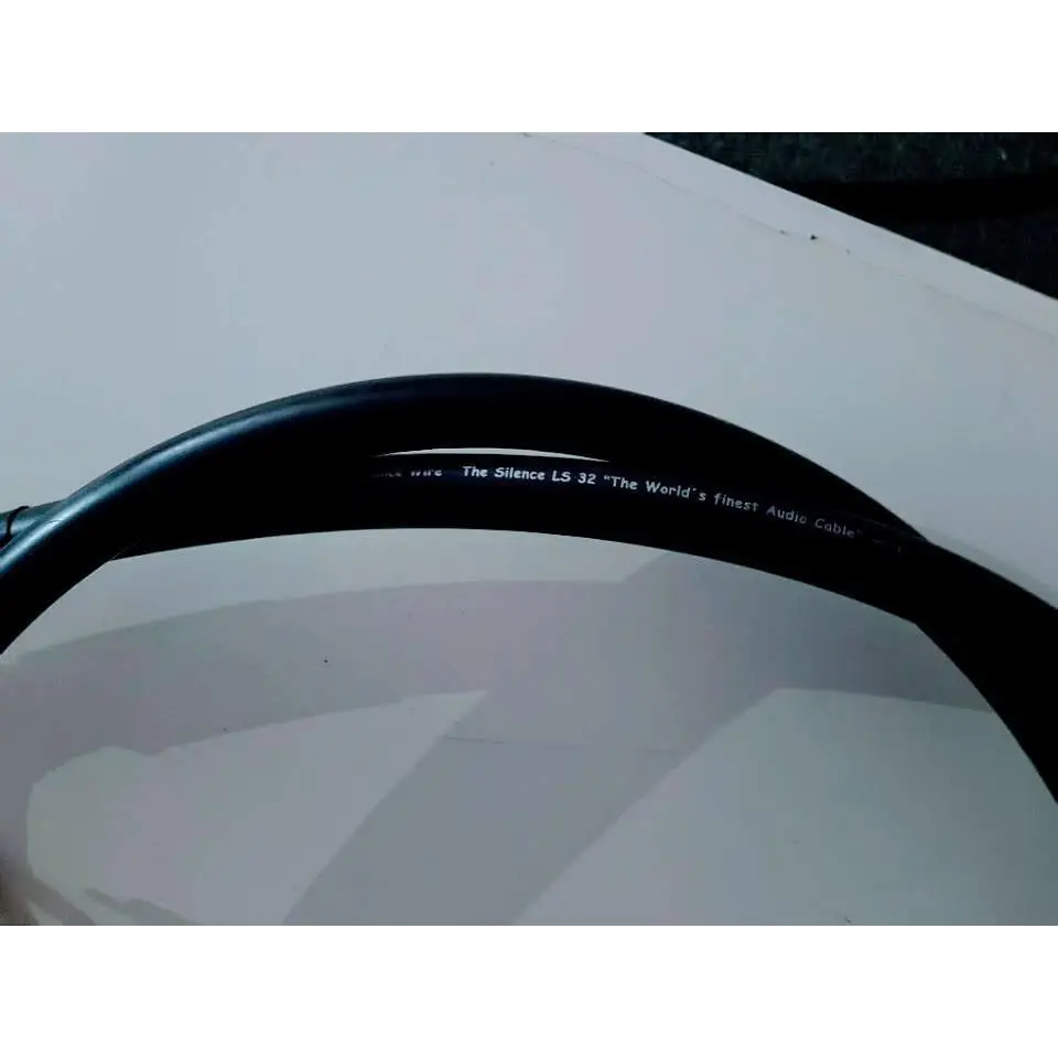 Schwarzes Audiokabel mit WBT NextGen Bananensteckern für Topklasse Lautsprecherkabel