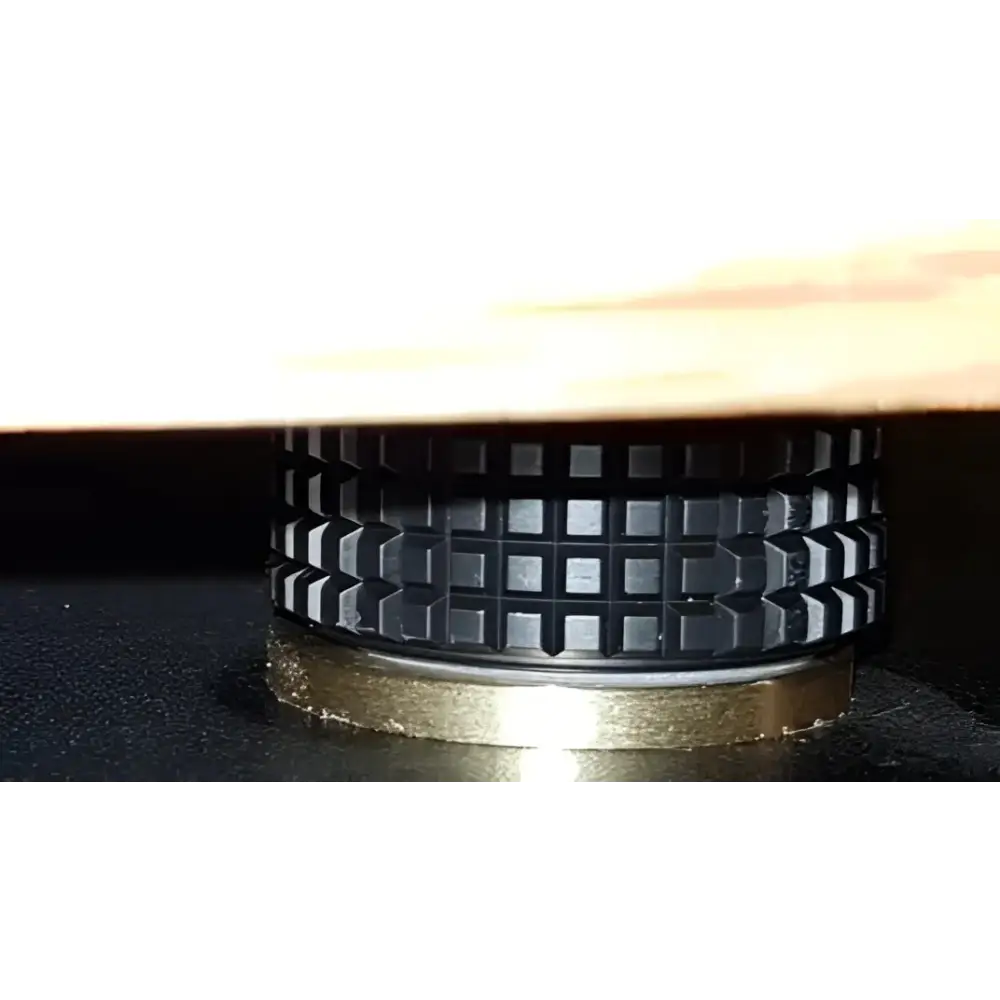 Schwarzer, strukturierter Knauf mit Messingbasis für Hifi-Gerätefüsse zwischengelegt