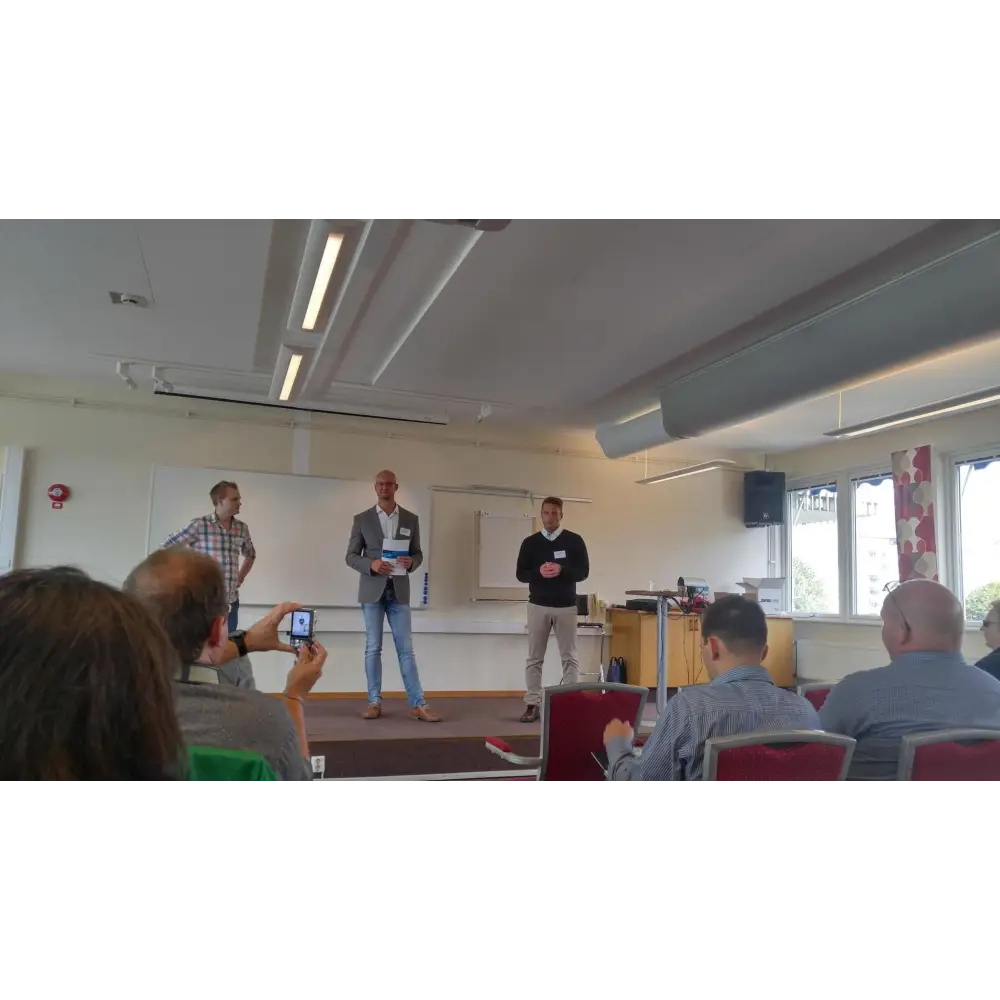 Drei Männer präsentieren bei Supra Cables Schweden 40 Jahre Feier und Schulung für besten Klang