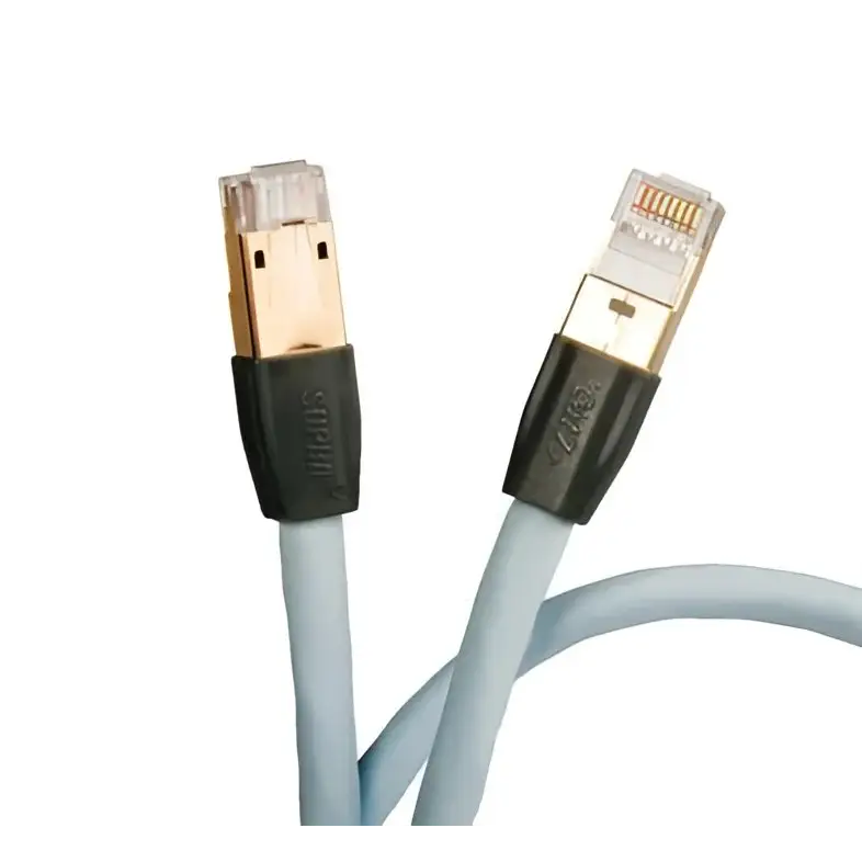Zwei hellblaue Supra Cat8 Ethernetkabel mit goldbeschichteten RJ45-Steckern