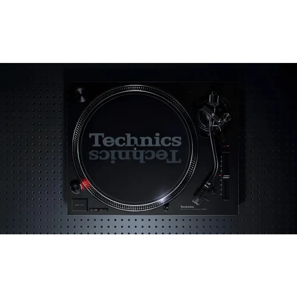 Schwarzer Technics 1210 Mk7 Direct Drive Turntable mit silberner Plattenteller und Tonarm