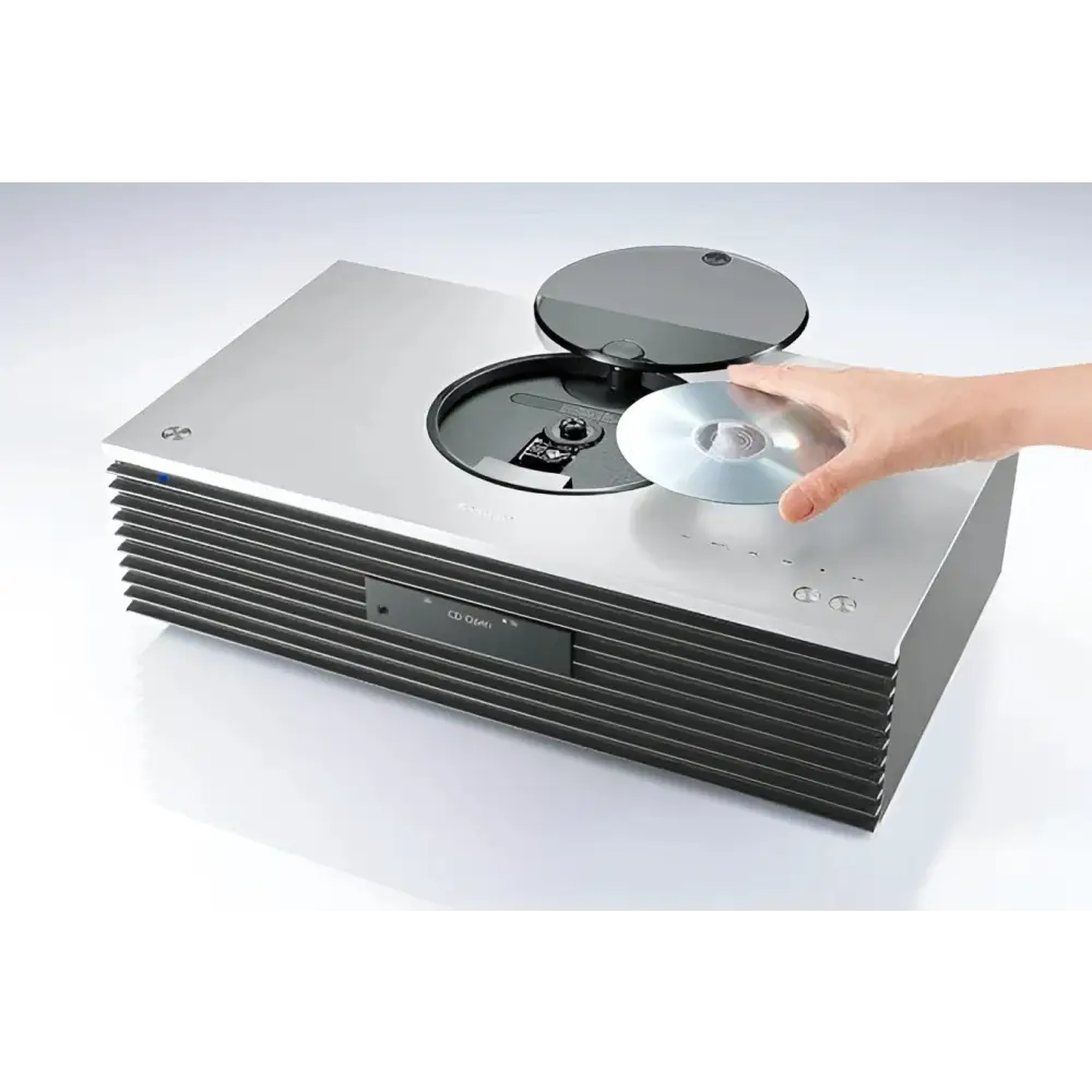 Technics Ottava SC-C70MK2 Audio Center mit offener Disc tray und Hand, schwarz-silber