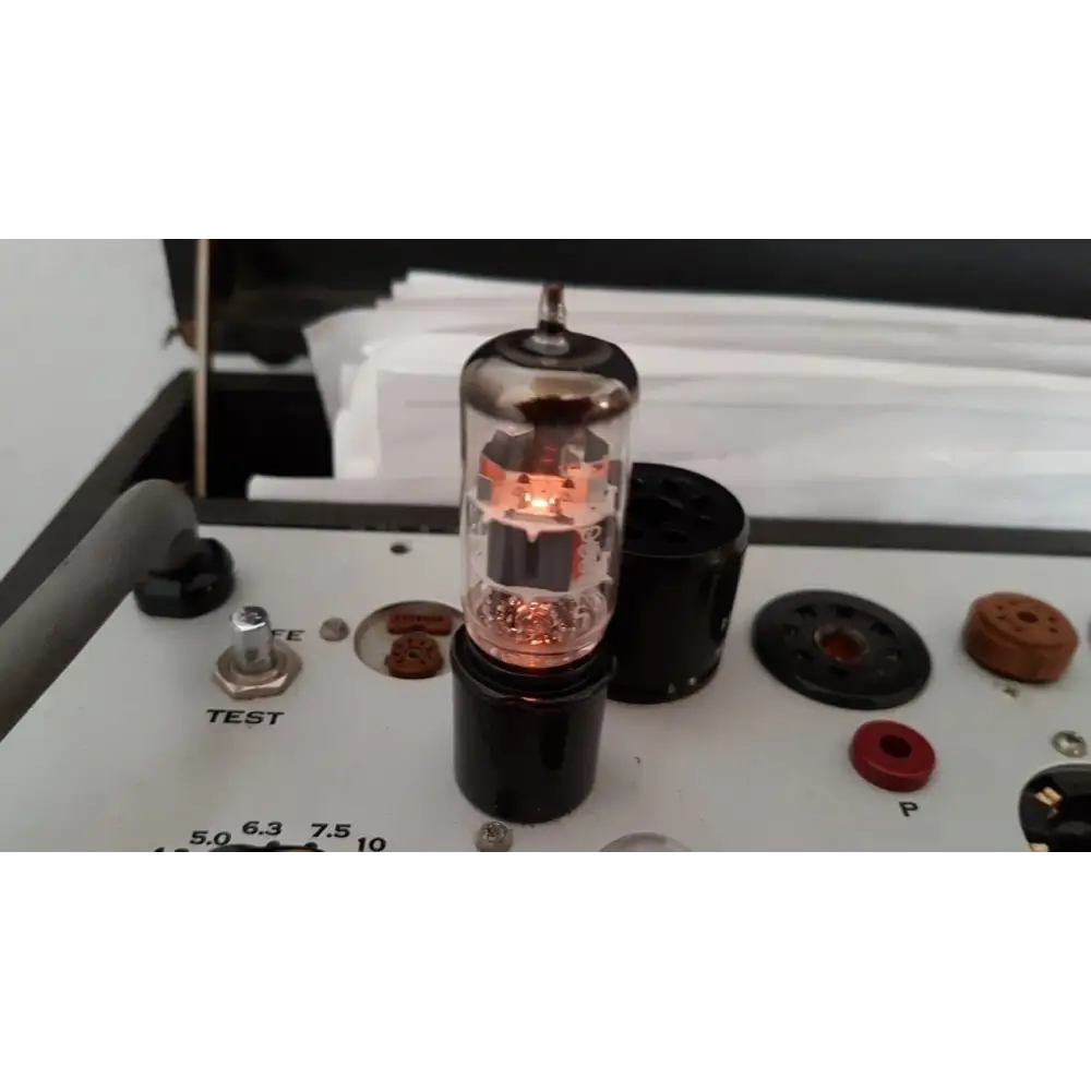 Leuchtender ECC803S Vacuumröhre in Testfassung für Telefunken ECC-803s NOS Paar