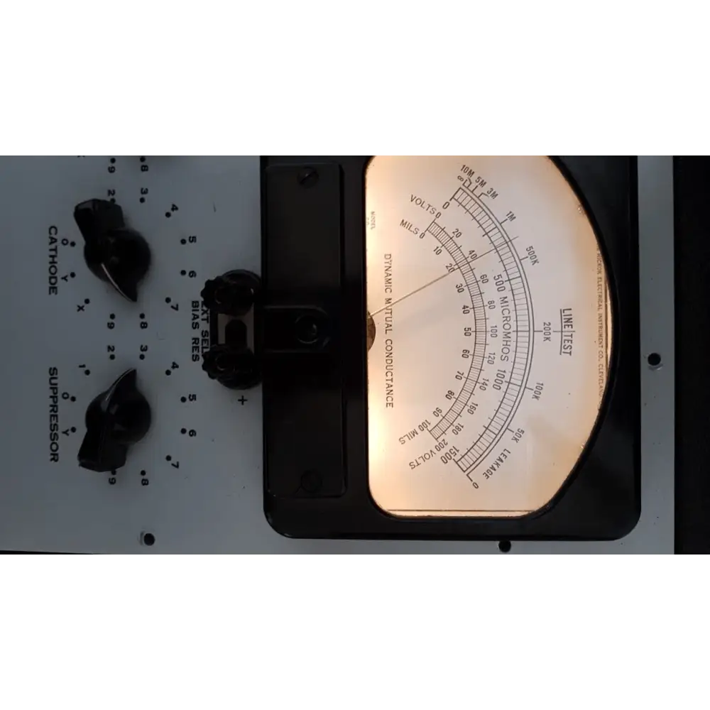 Vintage Elektronik-Testgerät mit analogem Messgerät und Kontrollelementen, ideal für ECC803S