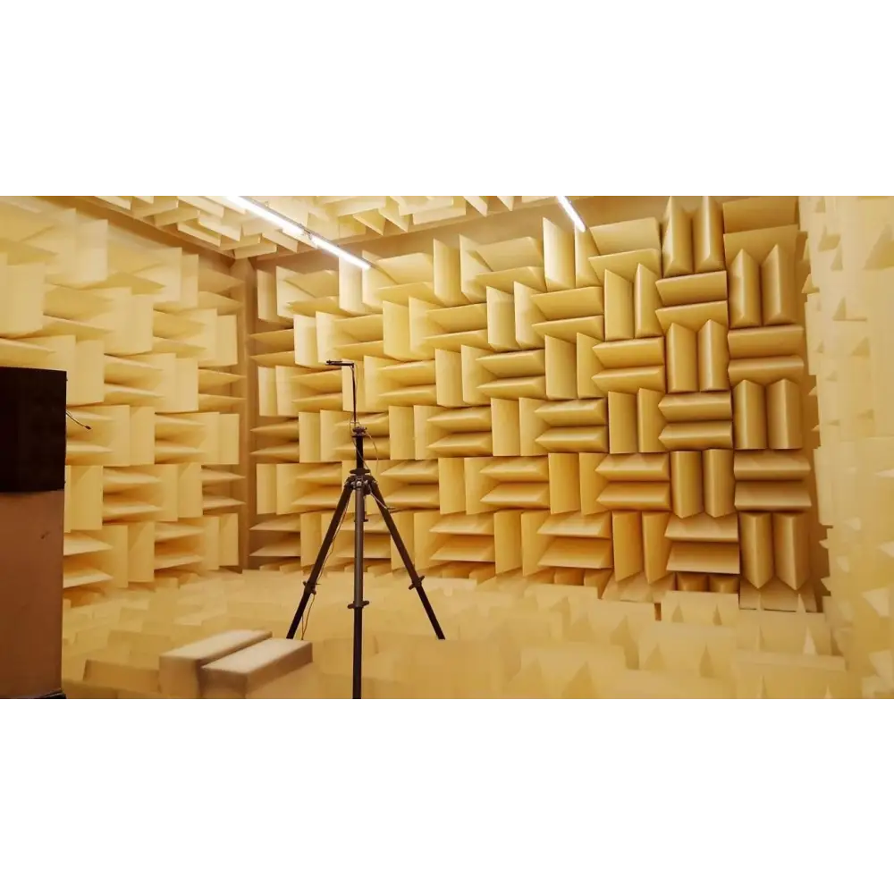 Soundabsorbing anechoic chamber bei Triangle Werksbesuch für besten Klang, Stereoanlage