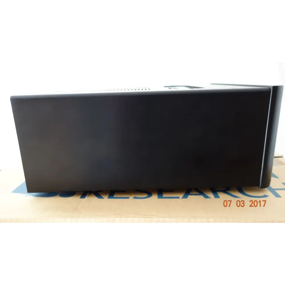 Schwarzer rechteckiger Audioverstärker mit belüfteter Oberfläche, Entwicklung bester Verstärker