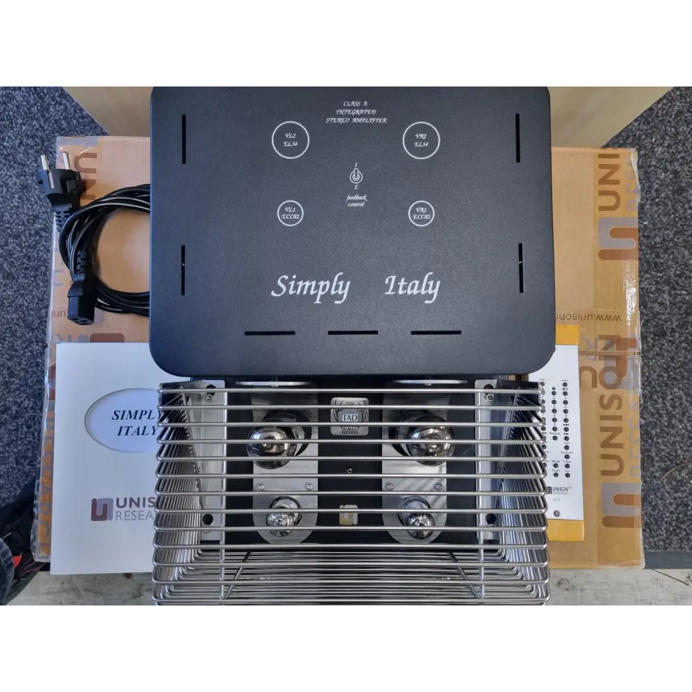 Unison Simply Italy Jubiläumsedition Hifi Stereoanlage mit metallicem Gitter und Bedienelementen