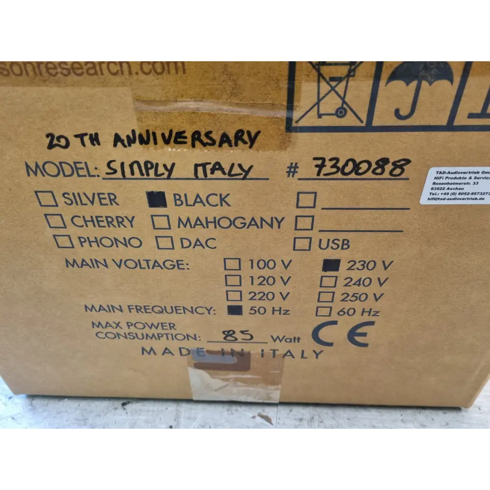 Kartons mit technischen Daten und Optionen für Unison Simply Italy Kleine Italiener Jubiläumsedition