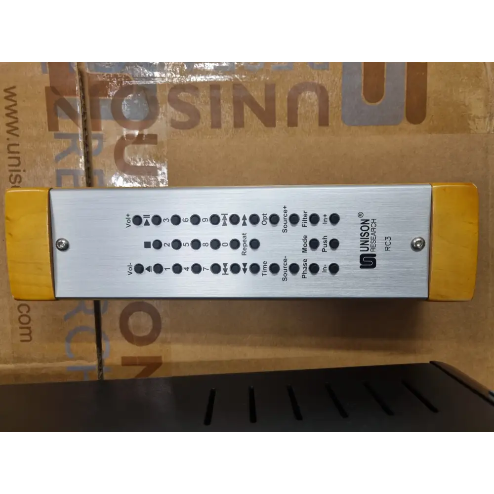 Silbernes Audio-Fernbedienung mit gelben Enden und schwarzen Tasten für Simply Italy