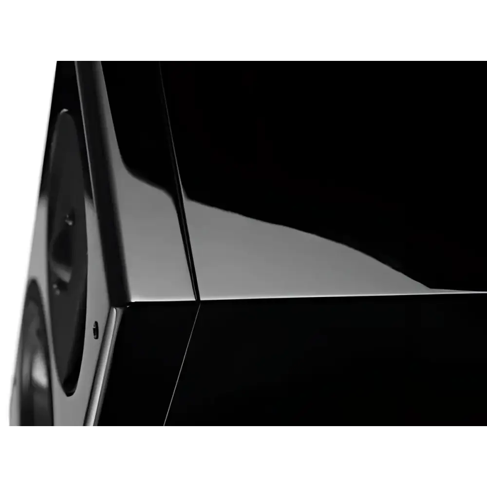 Glänzender schwarzer Lautsprecher mit markanten abgeschrägten Paneelen vom Vienna Acoustics Haydn Grand Symphony Edition