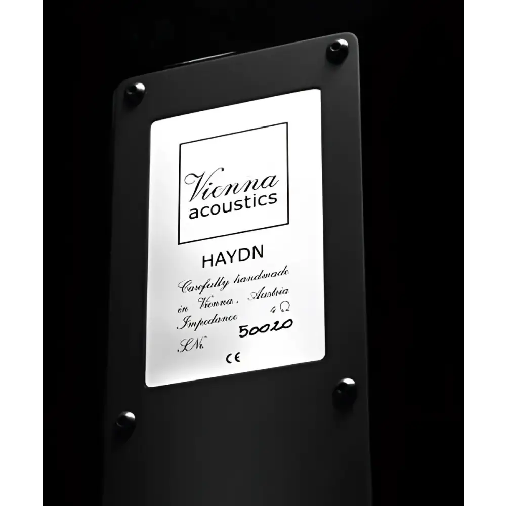 Schwarze Audioausrüstung mit silberner Informationsplatte für Vienna Acoustics Haydn Grand Symphony Edition