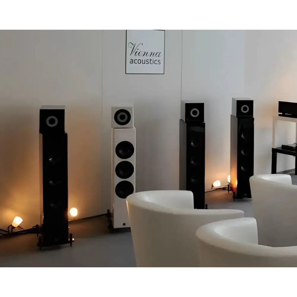 Display von Vienna Acoustics Liszt Imperial Serie Lautsprechern in Schwarz und Weiß