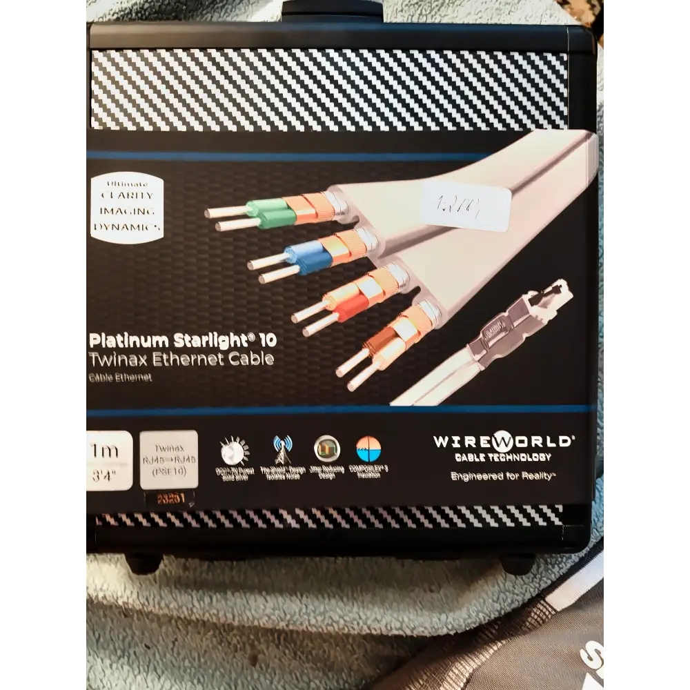 Schwarz weiß karierte box mit einem wireworld platinum starlight 10 twinax ethernet kabel 1 meter neuwertig