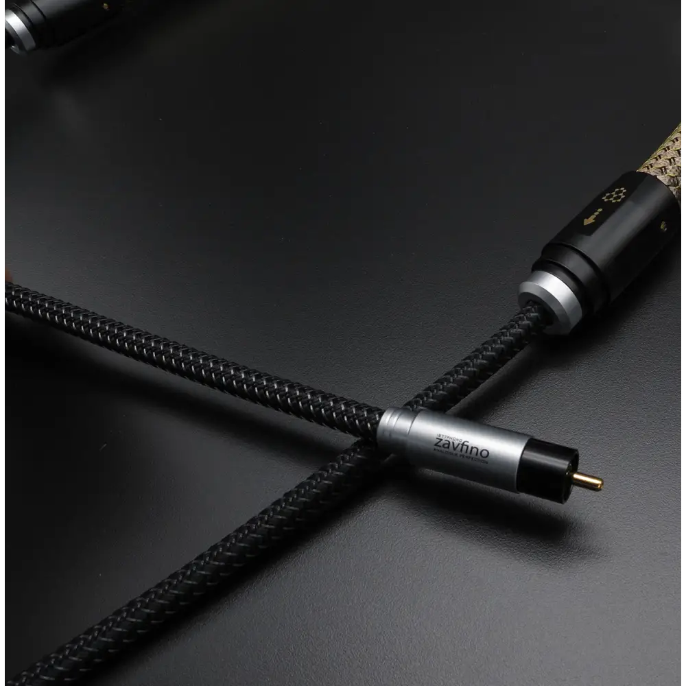 Schwarzes geflochtenes zavfino silver dart graphen rca kabel mit silbernen und schwarzen anschlüssen und zavfino gravur