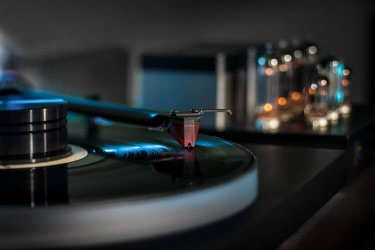Hochwertige Hifi Stereoanlage mit Turntable und rotem Tonabnehmer für besten Klang