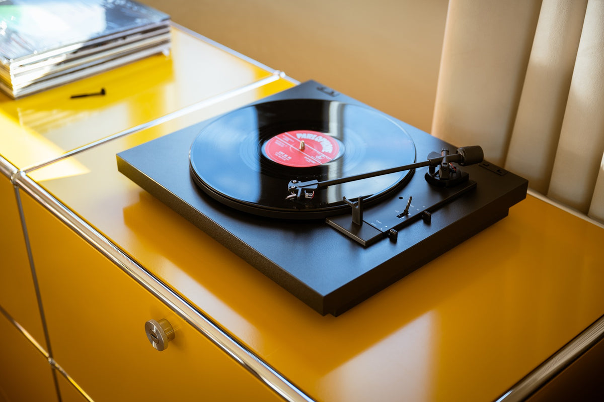 Pro-Ject A1.2 auf einem Sideboard