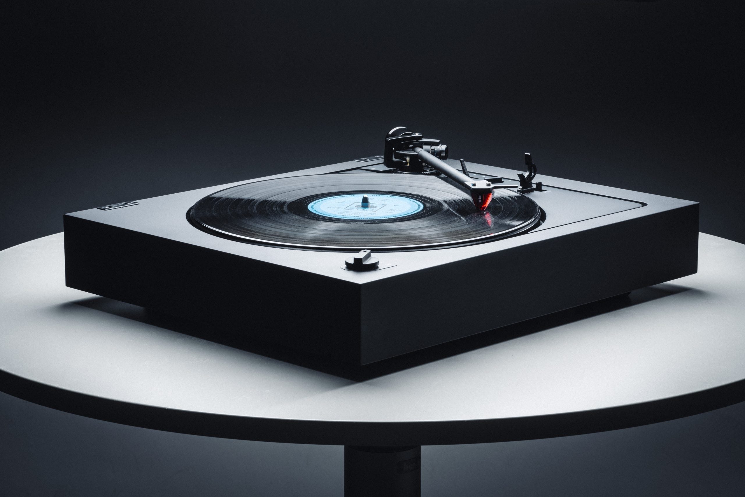 Pro-Ject A2 in Schwarz, Schrägansicht mit Schallplatte