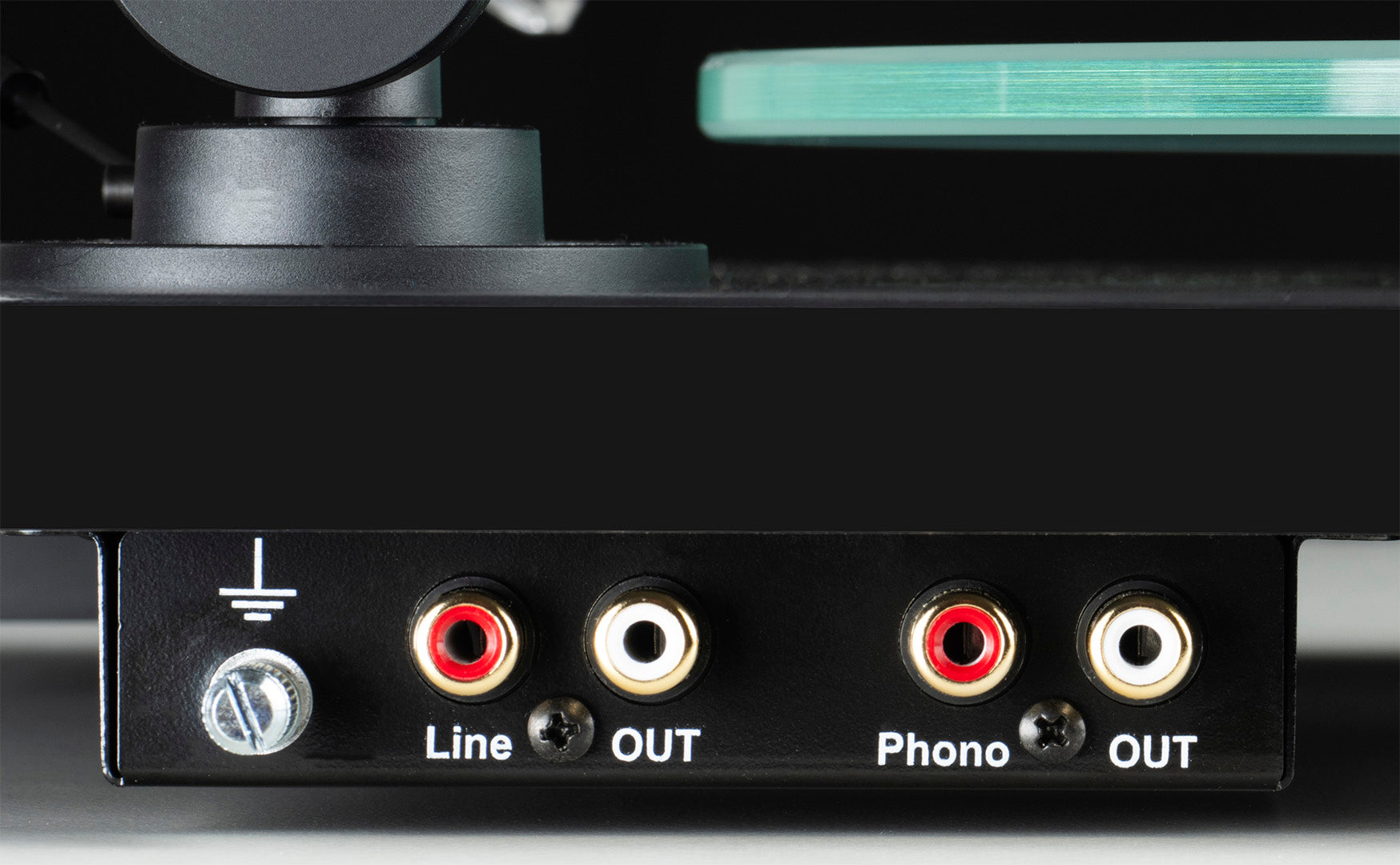 Anschlüsse des Pro-Ject T1 EVO BT: Line-Out, Phono-Out und Masse