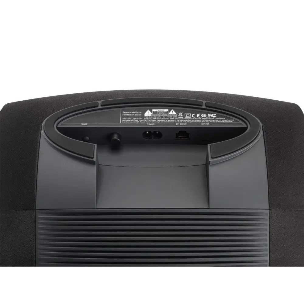 Rückseite des schwarzen B&W Formation Bass mit Anschlüssen und Zulassungszeichen