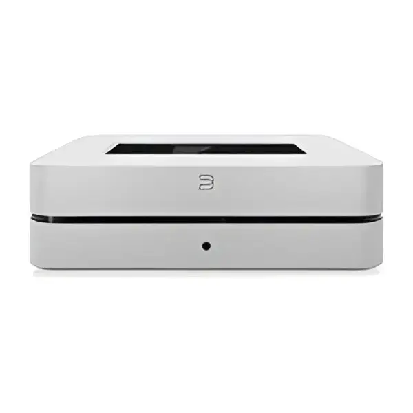 Weiße rechteckige Bluesound Powernode mit Display, Power-LED, ideal für Allinone BT WiFi Systeme