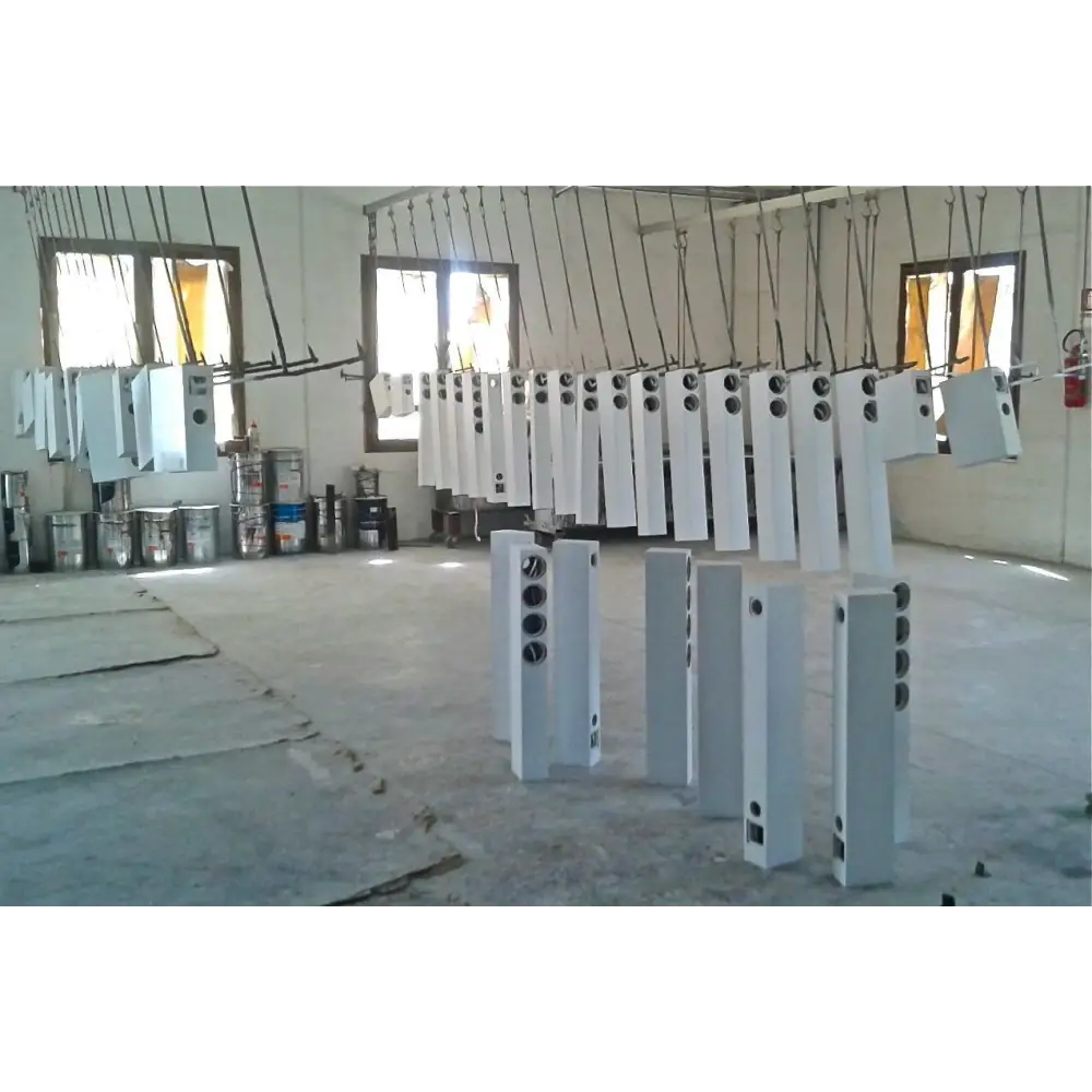 Weiße Lautsprechergehäuse im Finishprozess für Do Acoustics 202 Wood Paar Demomodell, bester Klang