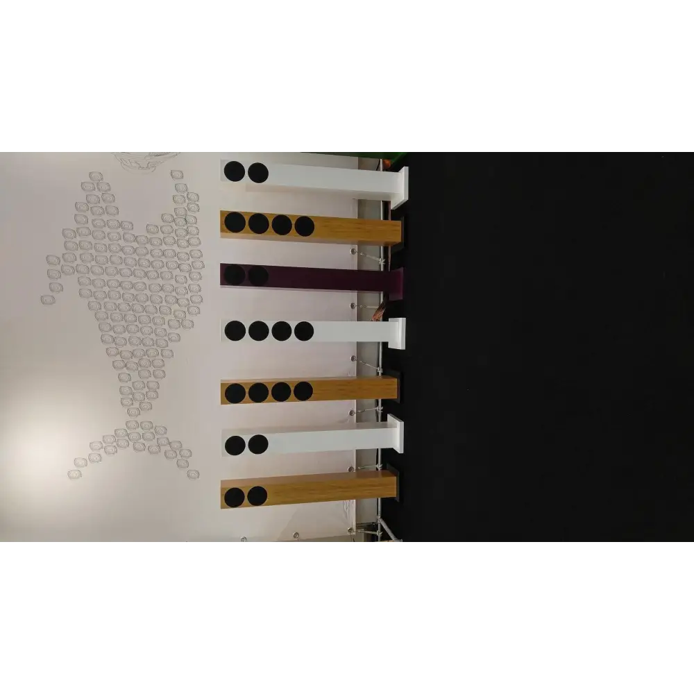 Wallmontierte Do Acoustics handmade Stereoanlage mit Musiktuben und Hai-Kunstinstallation