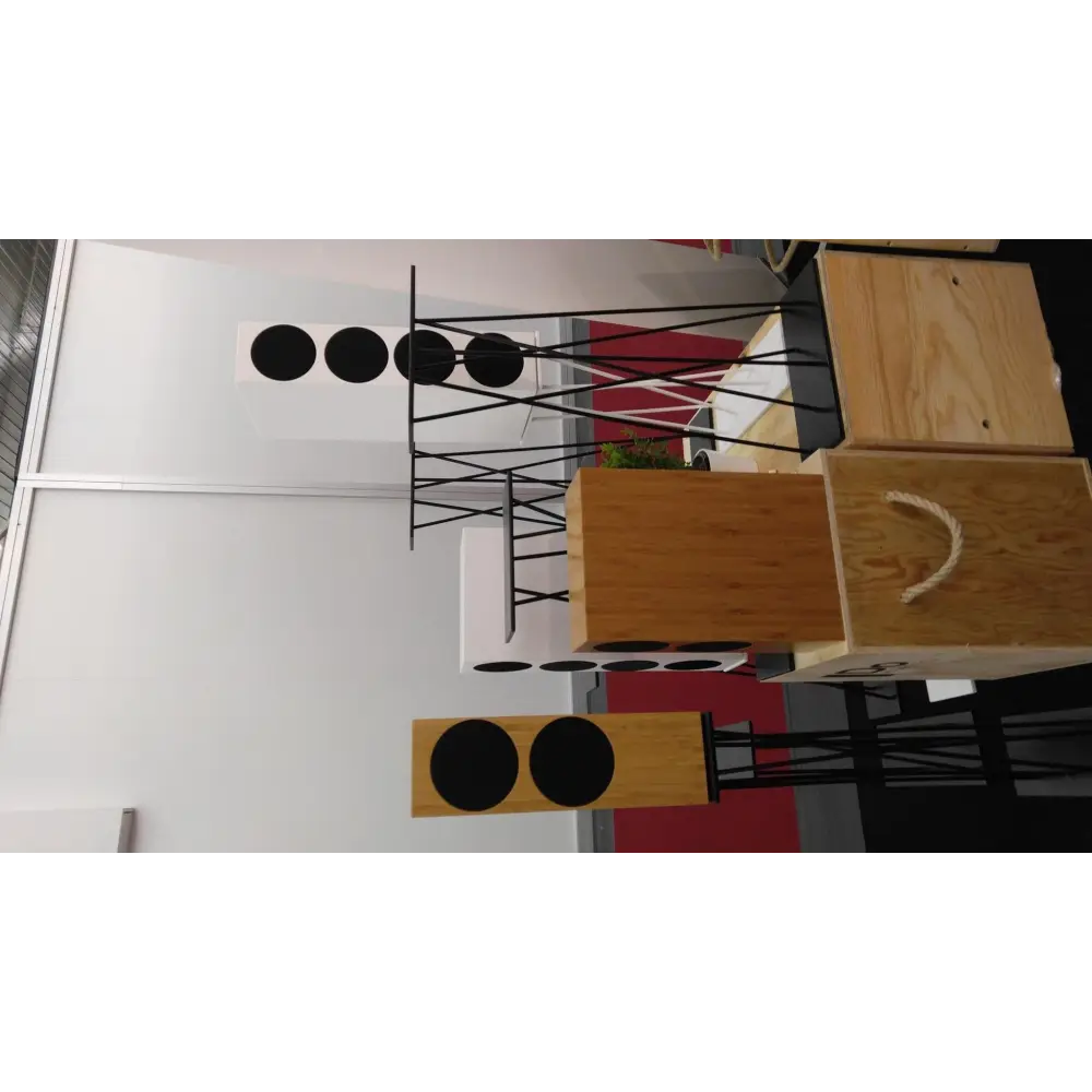 Modulare doacoustics handmade Hifi-Storage mit schwarzen Öffnungen auf der HIGHEND München