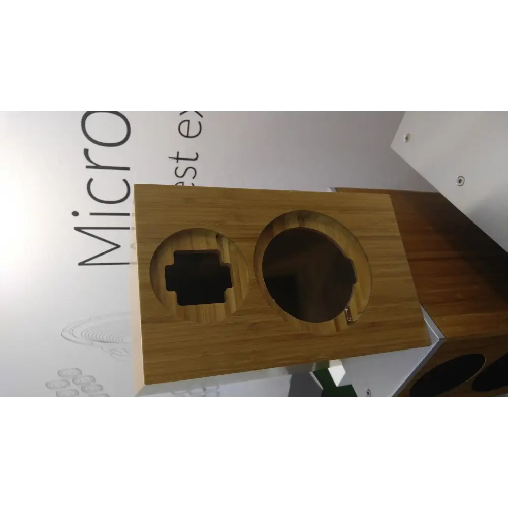Do Acoustics handmade Holzständer für elektronische Komponenten mit kreis- und kreuzausschnitten