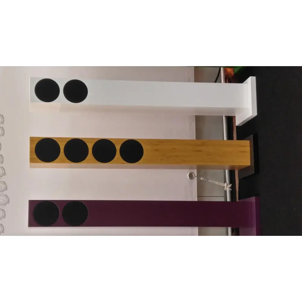 Do Acoustics handmade Holzplanken mit schwarzen Kreis-Ausschnitten für bester Klang