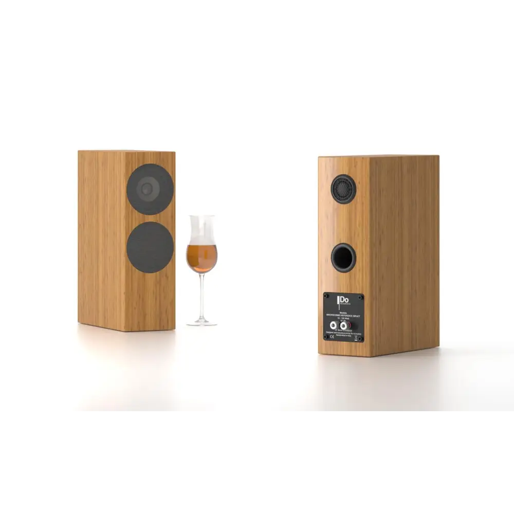 Paar schlanker bodenstehender lautsprecher aus hellem holz mit schwarzen treibern doacoustics macrocosmo reference impact
