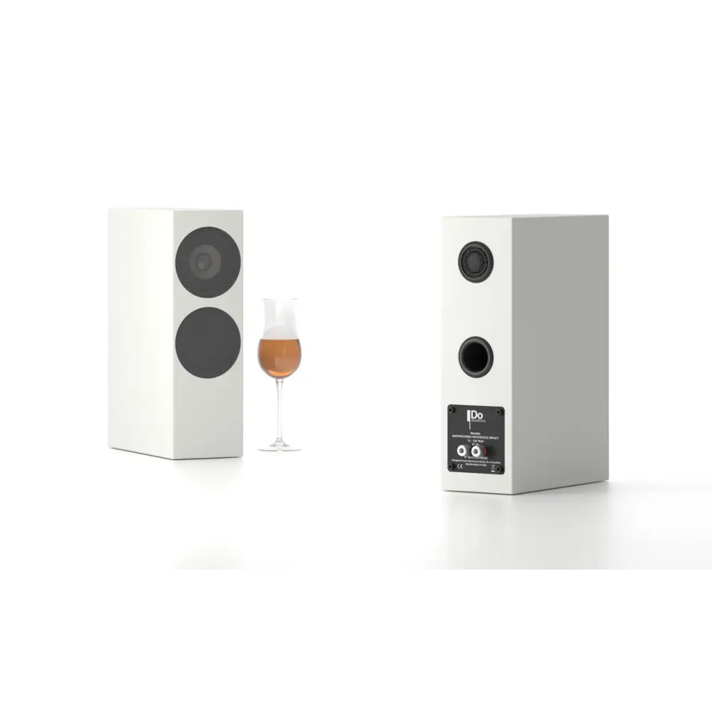 Weiße rechteckige bodenlautsprecher mit schwarzen runden treibern und minimalistischem design doacoustics macrocosmo reference impact
