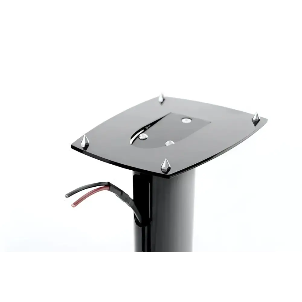 Schwarzer Dynaudio 3x Lautsprecherständer mit Design Boxenständer und sichtbaren Kabeln