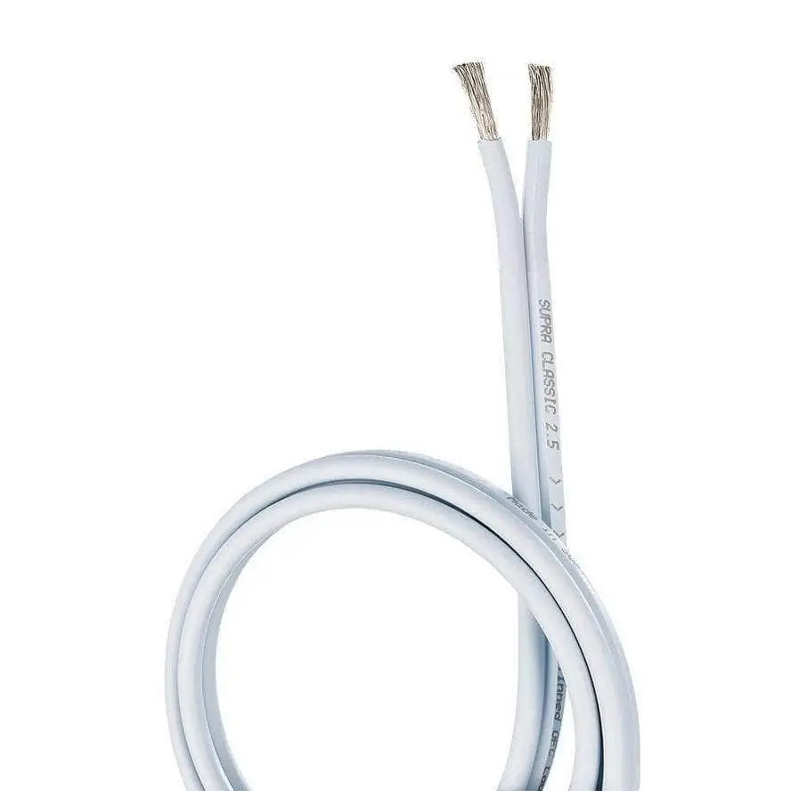 Weiß isoliertes audiokabel mit kupferlitzen und super classic 2.5 beschriftung im rel t zero heimkinolautsprecherset mit mundorf komponenten für einzigartiger klang
