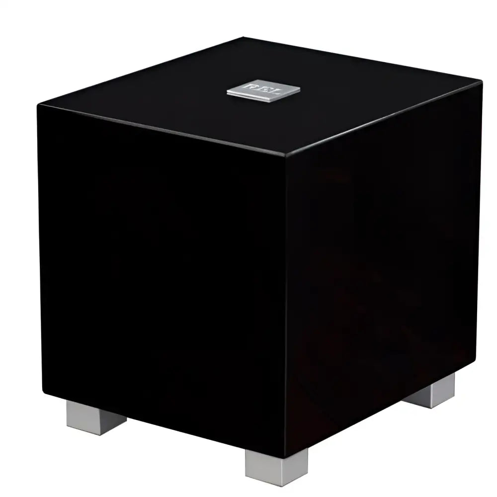 Schwarzer würfelförmiger rel t zero subwoofer mit silbernen metallfüßen und mundorf komponenten für einzigartigen klang